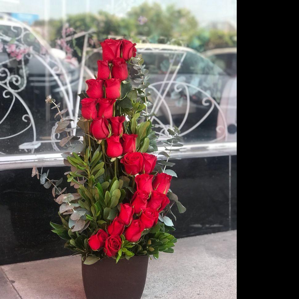 Arreglo Espiral de Amor rosas rojas – Trento Floreria Boutique