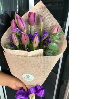 Bouquet Mágicos Destellos 10 Tulipanes en Yute – Trento Floreria Boutique