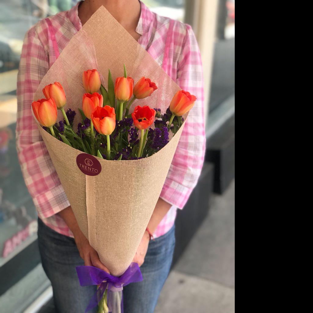 Bouquet Mágicos Destellos 10 Tulipanes en Yute – Trento Floreria Boutique