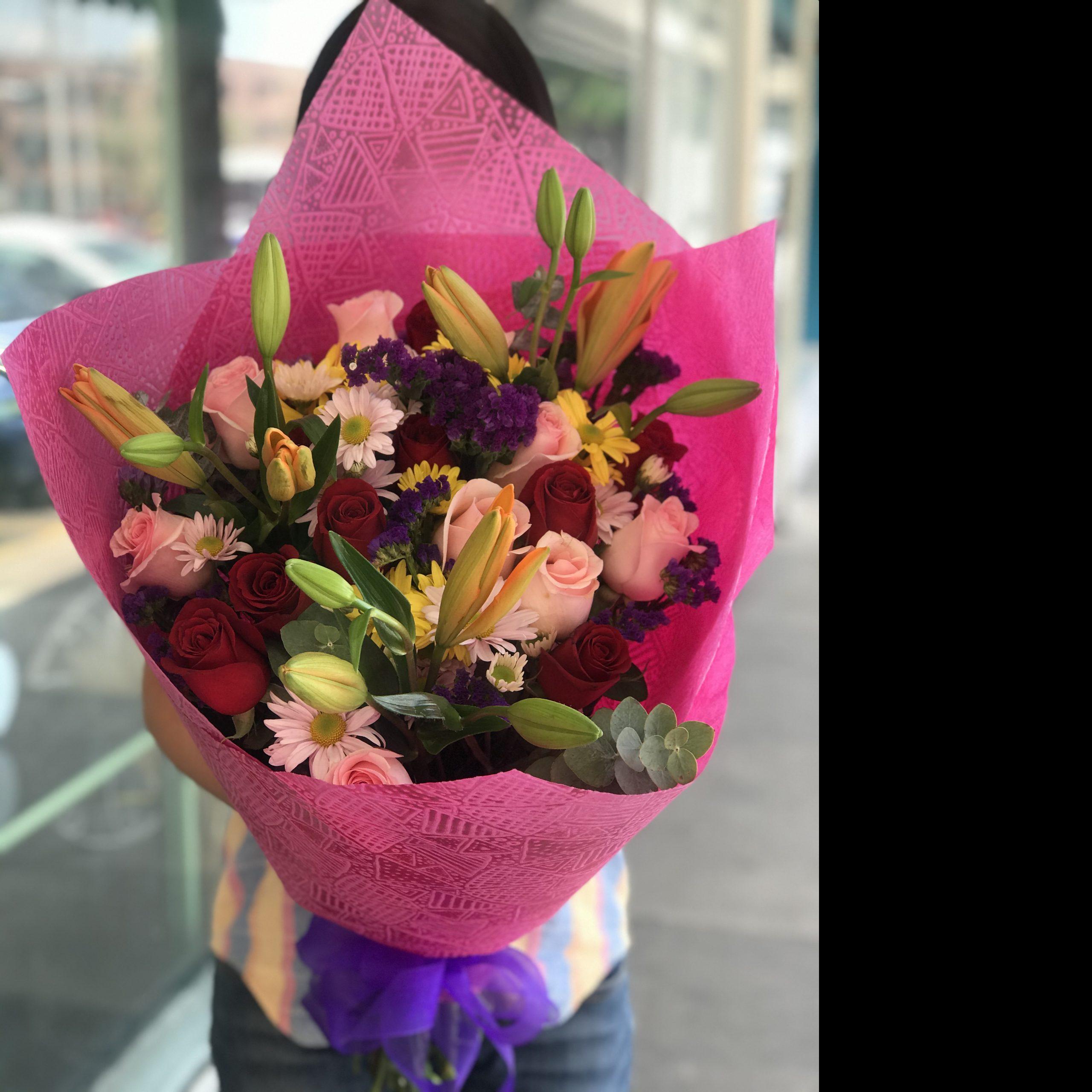 Bouquet VIOLETA Rosas, Lilis y Follajes – Trento Floreria Boutique